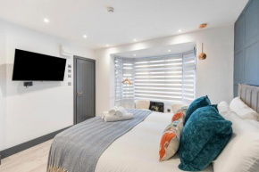 Cityscape Charm Vibrant Studio with Kitchenette